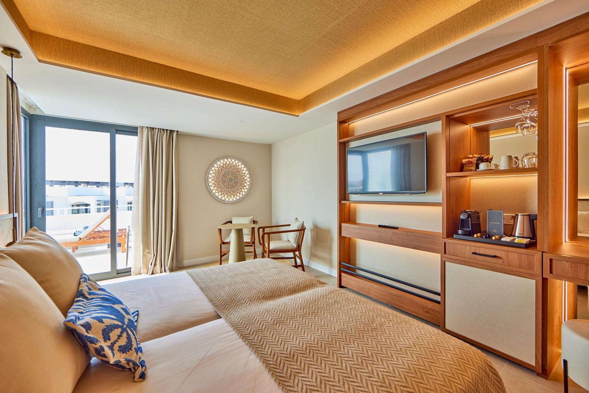 Junior Suite con Vista Mare Laterale (2 Adulti + 1 Bambino)